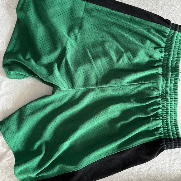 Boston Celtics Men’s shorts Mitchell and ness BNWT size large - Picture 4 of 6